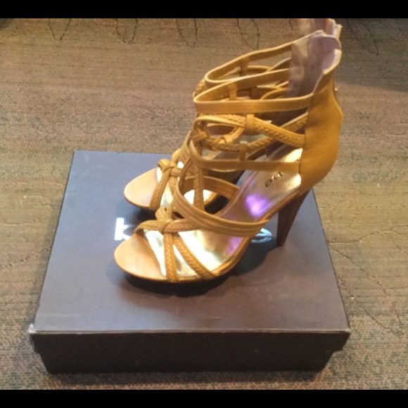 BEBE “Rosario” stacked heels in yellow - Picture 2 of 6